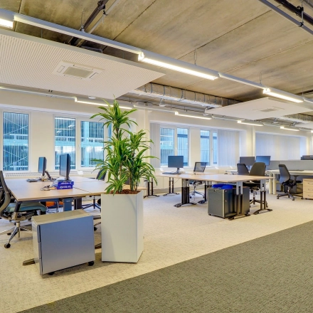 Spacious and modern open-floor office at Zoomstede 19, Nieuwegein, featuring flexible workspaces and abundant natural light. Ideal for office space rental.