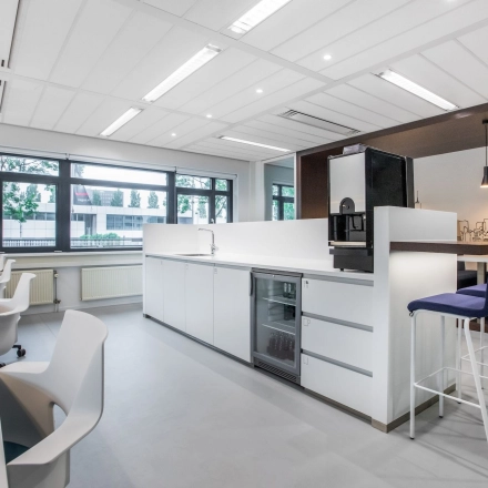 Modern office space for rent at Einsteinlaan 28, Rijswijk, featuring a bright interior with sleek furnishings and ample seating.