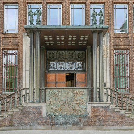 Architectural facade of Blaak 34 in Rotterdam Center, showcasing an elegant entrance ideal for office space rental.