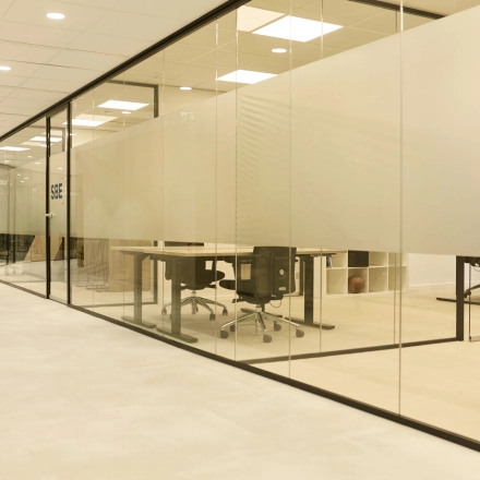 Modern office space to rent at Weena 335, Rotterdam Center, featuring glass walls and contemporary furnishings.