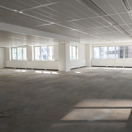 Spacious office space rental available at Weena 70, Rotterdam Center, featuring large windows and ample natural light. Ideal for businesses looking to rent office space in a central location.