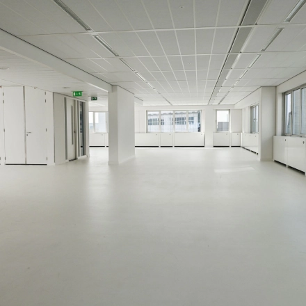 Spacious, unfurnished office to rent at Weena 70, Rotterdam Center. The open floor plan allows for flexible office space rental arrangements.