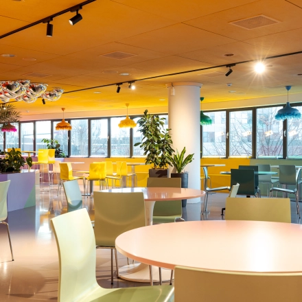 Colorful and modern office space with vibrant seating at Weena 70 in Rotterdam Center, showcasing a unique atmosphere for office space rental.