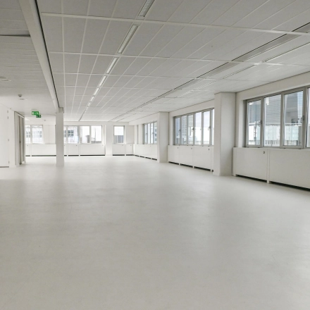 Spacious, unfurnished office space rental at Weena 70, Rotterdam Center, featuring large windows and abundant natural light.