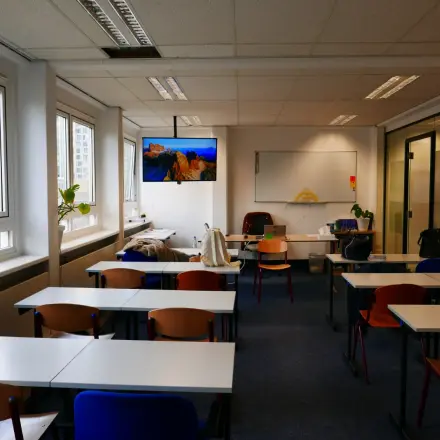 Furnished office space at Wijnhaven 76, Rotterdam Center, ideal for team meetings and collaborative work.