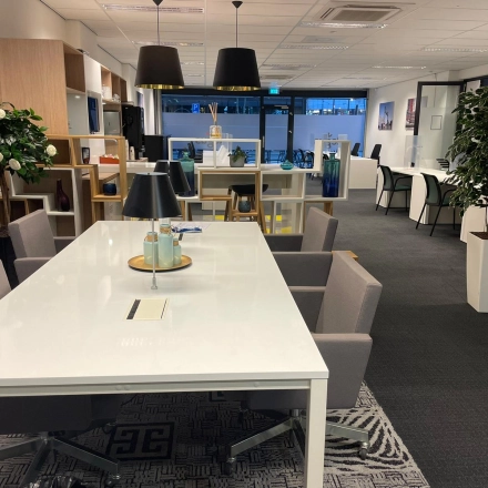 Modern and inviting workspace at Weena-Zuid 130, Rotterdam Central Station, ideal for office space rental. Features stylish furnishings and a bright atmosphere, perfect for collaborative work.