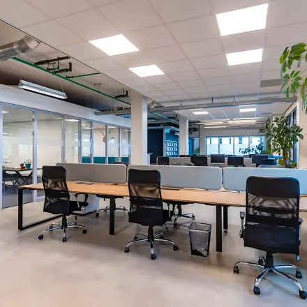 Spacious office space for rent at Kratonkade 7 - 27, Rotterdam Delfshaven, featuring modern workstations and plenty of natural light.