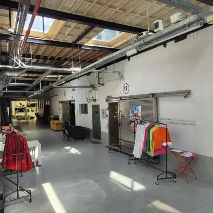 Interior office space at Van Helmontstraat 17-23, Rotterdam Delfshaven, featuring industrial-style decor and furnishings; ideal for office space rental.