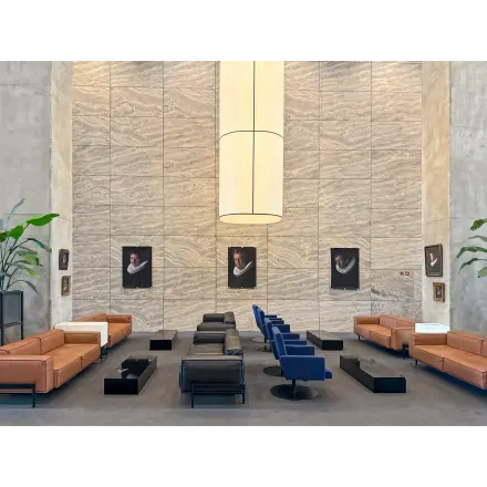 Modern furnished office lounge at Wilhelminakade 173, Rotterdam Kop van Zuid, featuring contemporary seating and stylish decor. Ideal for office space rental.