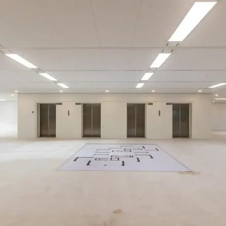 Spacious, unfurnished office area with elevators, available for office space rental at Oostmaaslaan 71, Rotterdam Kralingen.
