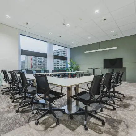 Spacious conference room at Oostmaaslaan 71, Rotterdam Kralingen, featuring a large table with ergonomic chairs, ideal for office space rental.