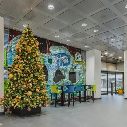 Bright office entrance at Oostmaaslaan 71, Rotterdam Kralingen, featuring festive decor, seating area, and modern design.