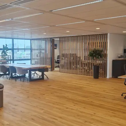 Spacious and well-lit office space rental at Waalhaven Zuidzijde 21, featuring modern furnishings and a view of Rotterdam Waalhaven.