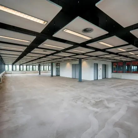 Spacious, unfurnished office space available for rent at Folkstoneweg 2-56, Schiphol Airport, featuring ample natural light and modern lighting fixtures.
