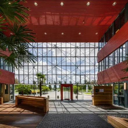 Spacious entrance with large glass windows at Folkstoneweg 2-56, ideal for rent office space within Schiphol Airport.