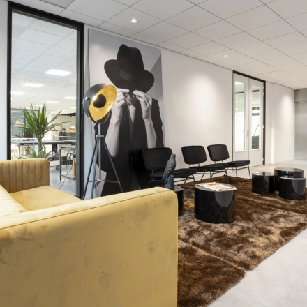 Modern office lounge space at Tupolevlaan 81-99, Schiphol Rijk, featuring stylish seating and contemporary decor. Ideal for office space rental.