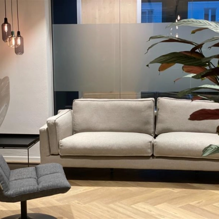 Modern office lounge at Alexanderveld 5-9, The Hague Center, featuring chic seating and warm lighting, ideal for office space rental.