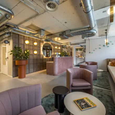 Stylish office space rental at Koninginnegracht 10, The Hague Center, featuring cozy seating and plants for a welcoming atmosphere.