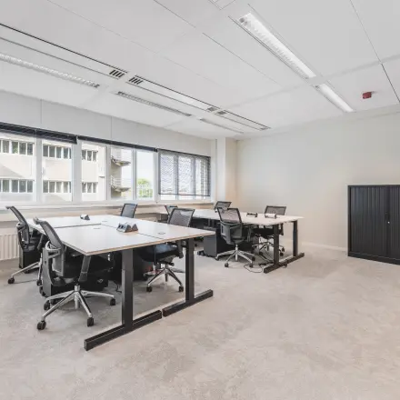 Spacious and bright furnished workspace at Leidseveer 2-10, ideal for office space rental with modern desks and chairs.