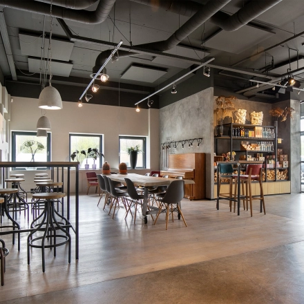 Spacious, modern office space at Atoomweg 63, Utrecht Lage Weide, featuring a mix of high tables and cozy seating. Ideal for office space rental.