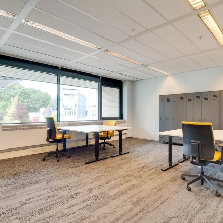 Modern office space to rent at Computerweg 22, Utrecht Lage Weide, featuring bright workstations with chairs, desks, and lockers, ideal for office space rental.