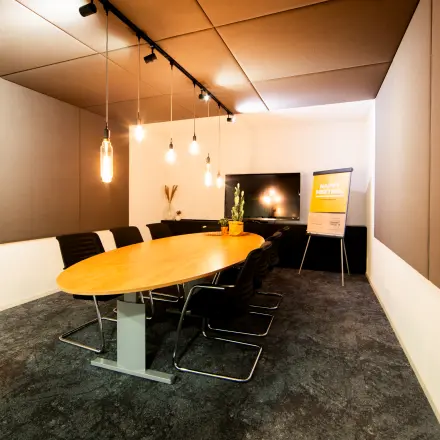 Conference room at Middenburcht 136, Utrecht Leidsche Rijn, featuring a large table, chairs, and modern lighting, ideal for office space rental.
