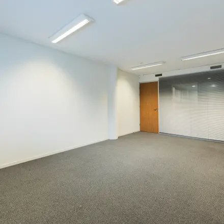 Unfurnished office space at Middenburcht 136, Utrecht Leidsche Rijn, available for rent. Spacious area with carpeted flooring and ample lighting.