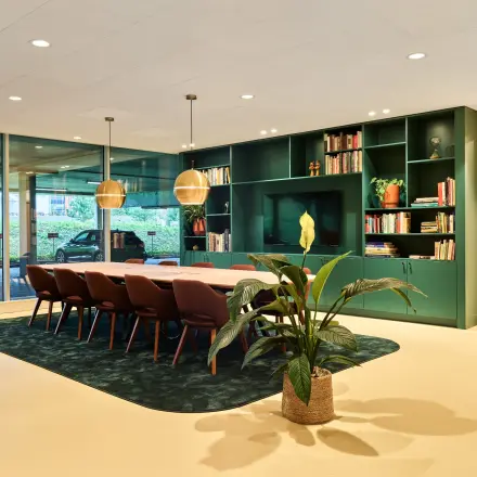Modern workspace at Van Deventerlaan 30-40, Utrecht Papendorp, featuring stylish furnishings, ideal for office space rental.