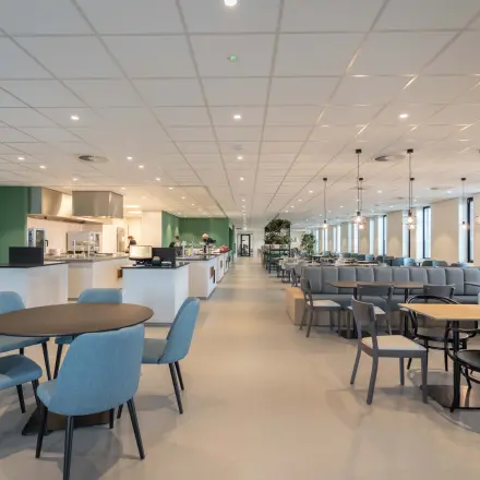 Spacious, modern office space at Van Deventerlaan 31-51, Utrecht Papendorp, featuring open floorplan with contemporary furnishings and ample natural light, perfect for workspaces.