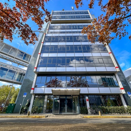 Exterior view of a modern office building located at Daltonlaan 200 in Utrecht Rijnsweerd, showcasing clean architectural lines and glass paneling, an ideal setting for office space rental.