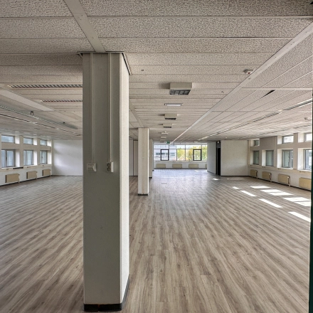 Spacious interior office space for rent at Daltonlaan 200, Utrecht Rijnsweerd, featuring large windows and ample natural light. Ideal for office space rental with a versatile open floor plan.
