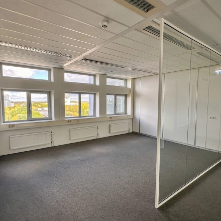 Bright and spacious office at Daltonlaan 200 in Utrecht Rijnsweerd, featuring large windows and a glass partition. Ideal for rent office space with natural light.