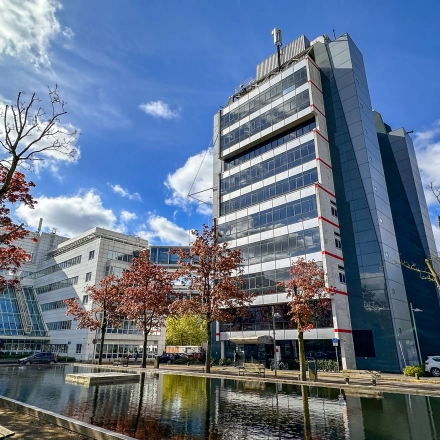 Exterior view of the office building at Daltonlaan 200 in Utrecht Rijnsweerd. The image highlights the modern architecture and surroundings, ideal for office space rental.