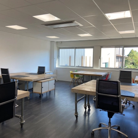 Bright office space at Zonnebaan 54 in Utrecht West, featuring multiple desks and chairs, perfect for rent office space needs.