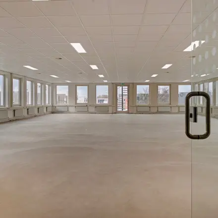 Spacious unfurnished office space at De Run 4312, Veldhoven, featuring abundant natural light ideal for customizable workspaces. Ideal for businesses seeking flexible office space rental.