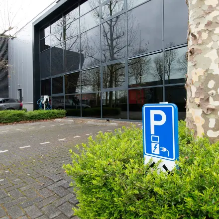 Exterior view of office space for rent at Gildestraat 13, Velp, with nearby parking facilities.