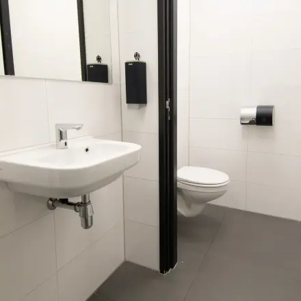 Modern restroom with sleek fixtures at Gildestraat 13, ideal for complementing office space rental.