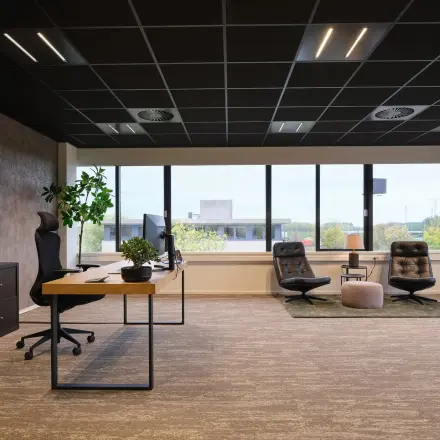 Spacious office to rent at Havenweg 24, Vianen Utr featuring modern decor with desk and chairs, ideal for office space rental.