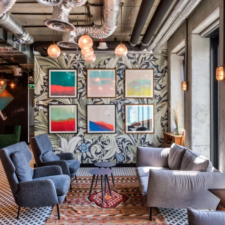 Furnished office lounge with modern decor at Koszykowa 61, Warsaw Śródmieście, perfect for rent office space and gatherings.