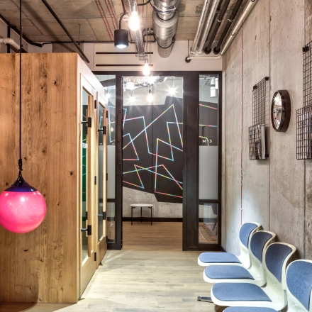 Modern office space with stylish seating and unique decorations, located in Warsaw Śródmieście. Ideal for rent office space needs.