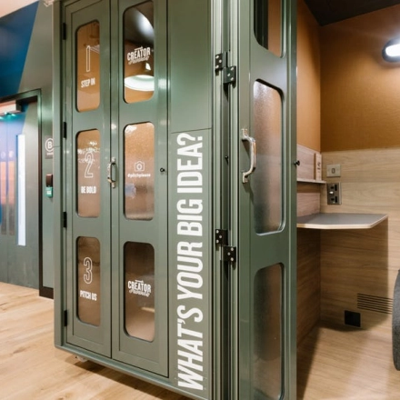 Inviting office space rental at Grzybowska 60 in Warsaw Wola, featuring a stylish booth area with vibrant decor, perfect for creative work sessions. Ideal office to rent with modern furnishings.