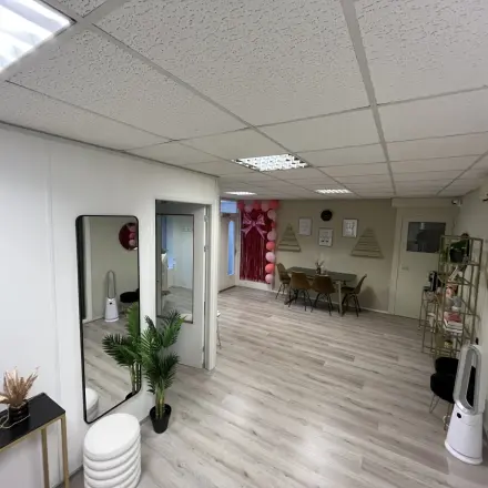 Bright office space at Boerendijk 8, Woerden with modern furnishings, including a table and chairs, suitable for office space rental.