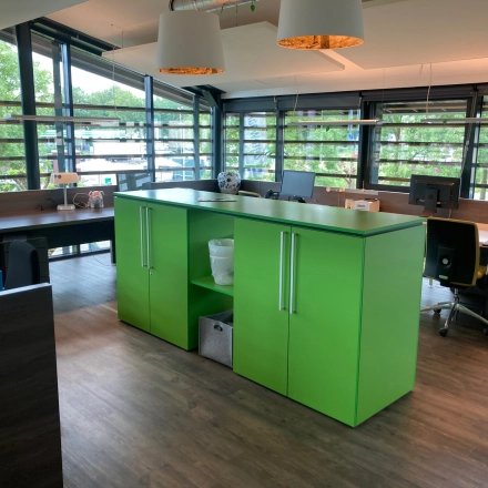 Bright, modern open floorplan office at M.A. Reinaldaweg 2d, Woerden, featuring large windows, sleek furniture, and ample natural lighting. Ideal for those seeking office space rental in a vibrant environment.