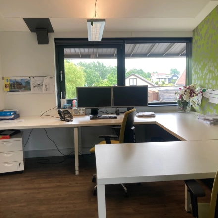 Modern office space with large desks, dual monitors, and bright decor at M.A. Reinaldaweg 2d, ideal for those seeking office to rent in Woerden.