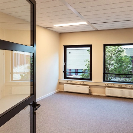 Bright office space for rent at Mercurion 24, Zevenaar, featuring large windows and ample natural light.