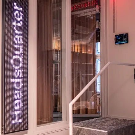 Office entrance at Uraniastrasse 31, Zürich Center with illuminated signs. A modern space ideal for rent office space seekers.