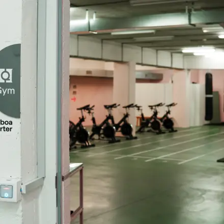 Entrance to a gym space at Beethovenstrasse 48 in Zürich Enge, featuring exercise bikes in a spacious area. Suitable for businesses seeking office space rental with amenities.