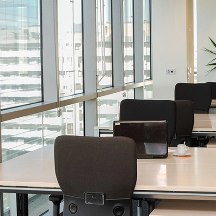 Espacio de trabajo moderno y amueblado en Carrer de Llull 321, Barcelona, ideal para alquilar una oficina con vistas panorámicas y luz natural.