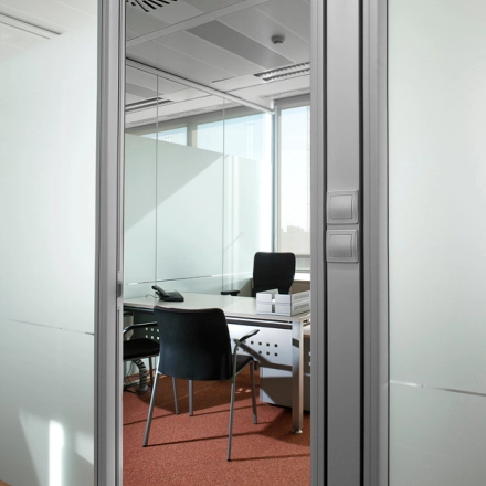 Oficina en alquiler en Carrer de Llull 321, Barcelona @22, con mobiliario moderno, ideal para alquilar una oficina luminosa y funcional.