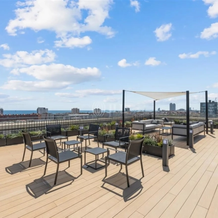 Terraza amplia en Carrer de Llull 321, Barcelona @22, ideal para momentos de descanso tras alquilar una oficina con vistas panorámicas al skyline de la ciudad.